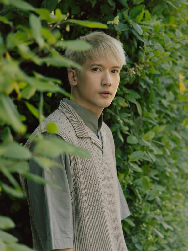 晒赤裸結實肌肉 （圖片來源：IG@kennyjr）