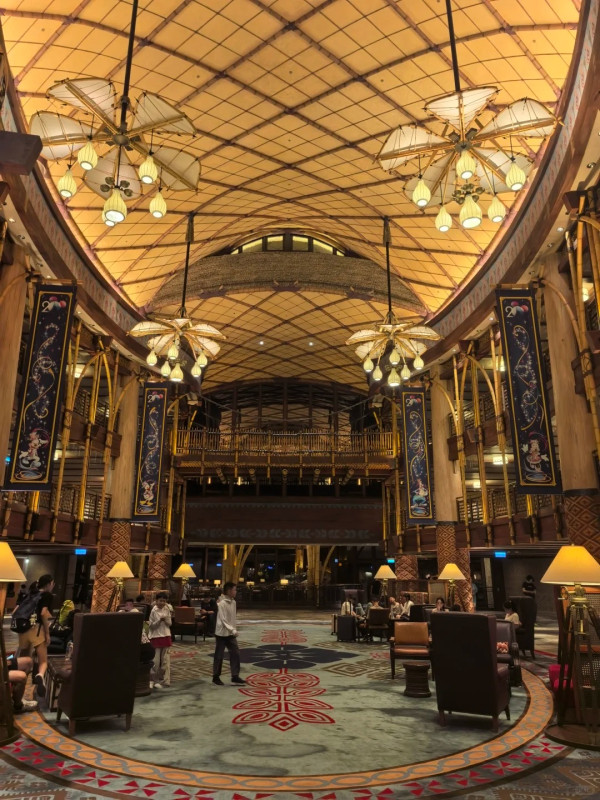 內地客痛斥迪士尼4大罪狀 90%職員都說粵語/又熱又曬：不會再去了 