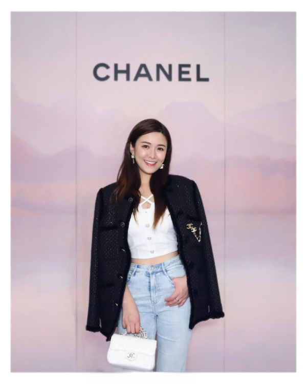 31歲江嘉敏生圖近距離揭最真實身形 深V低胸裝震撼網民眼球：微胖世一！