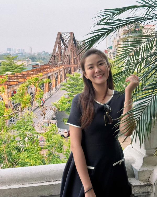江嘉敏瘦身成功激罕谷胸晒泳衣照 性感夾深溝升級身材效果極震撼！