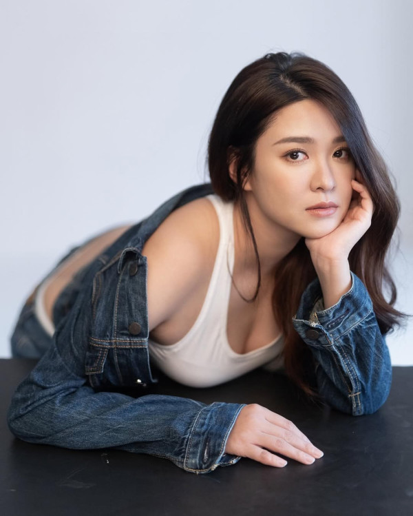 江嘉敏瘦身成功激罕谷胸晒泳衣照 性感夾深溝升級身材效果極震撼！