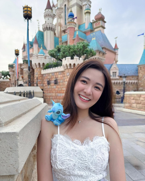 31歲江嘉敏生圖近距離揭最真實身形 深V低胸裝震撼網民眼球:微胖世一!