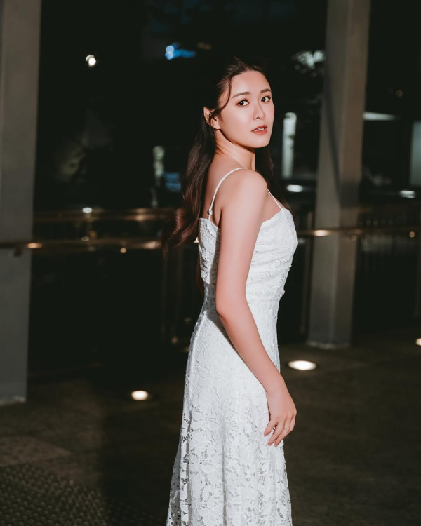 31歲江嘉敏生圖近距離揭最真實身形 深V低胸裝震撼網民眼球：微胖世一！