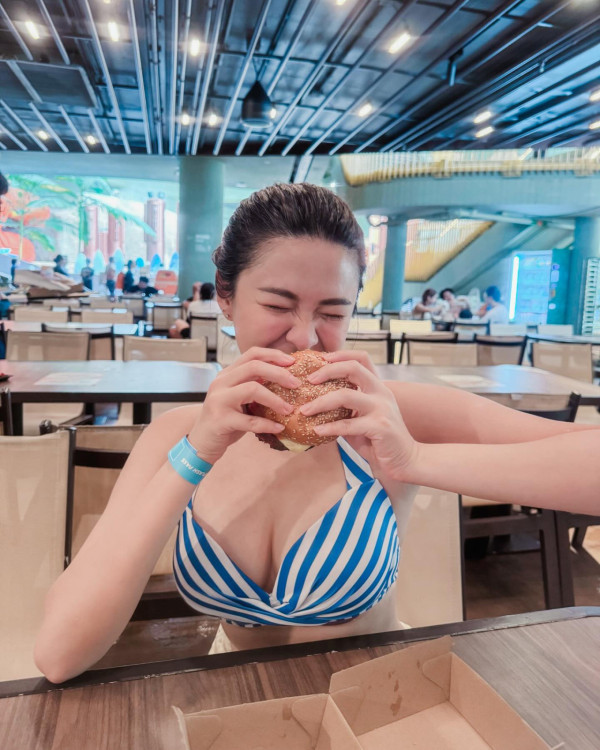 31歲江嘉敏生圖近距離揭最真實身形 深V低胸裝震撼網民眼球：微胖世一！