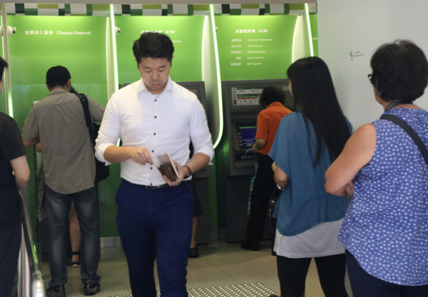 港鐵站ATM提款離奇被搶錢！女子大叫「啲錢唔係你嘅」質疑無插銀行卡