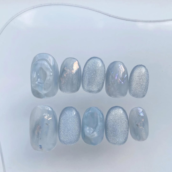 美甲趨勢|冰透藍美甲 圖片來源:IG@kasumi_ecru_