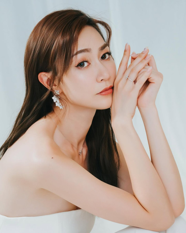 黃嘉雯性感泳衣照放題晒傲人身材 前凸後翹側身S形線條震撼眼球！