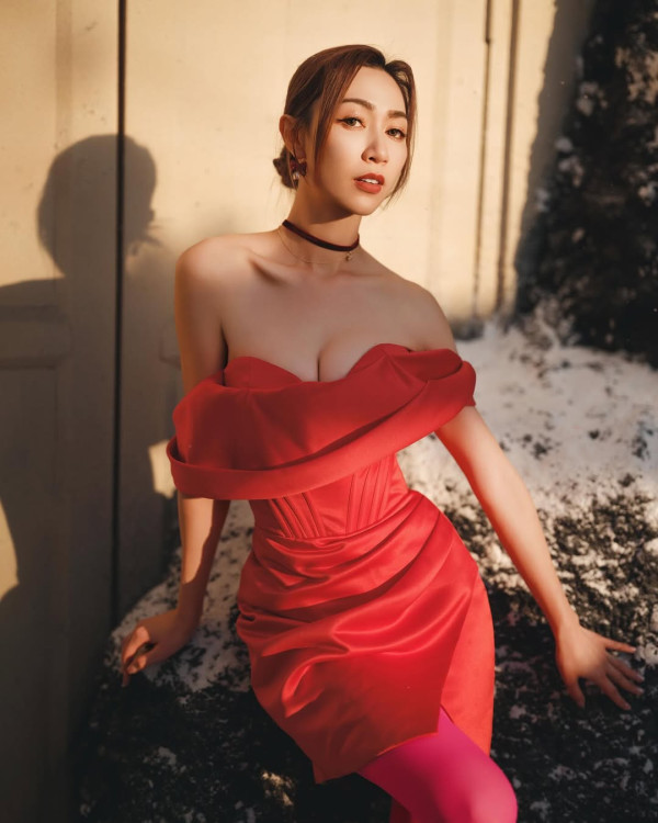 黃嘉雯性感泳衣照放題晒傲人身材 前凸後翹側身S形線條震撼眼球！