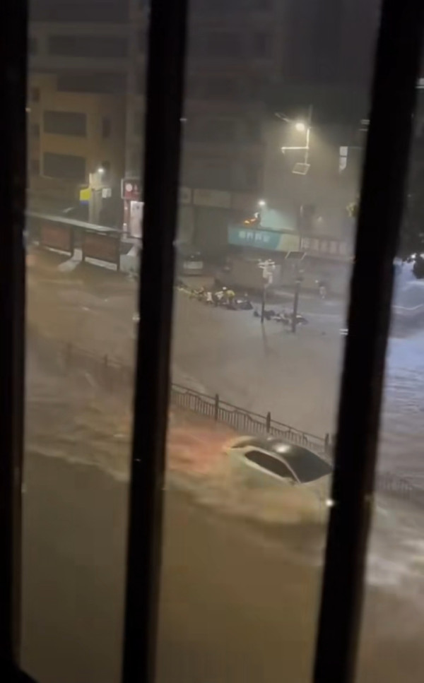 深圳凌晨降破今年紀錄特大暴雨！ 一度發出紅色預警 多區嚴重水浸 汽車被淹沒 