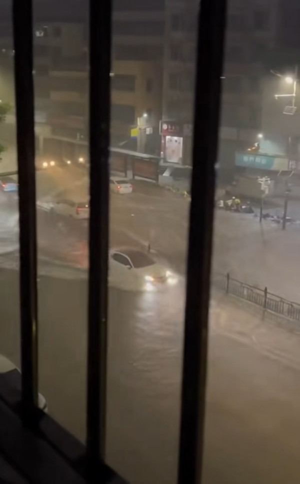 深圳凌晨降破今年紀錄特大暴雨！ 一度發出紅色預警 多區嚴重水浸 汽車被淹沒 