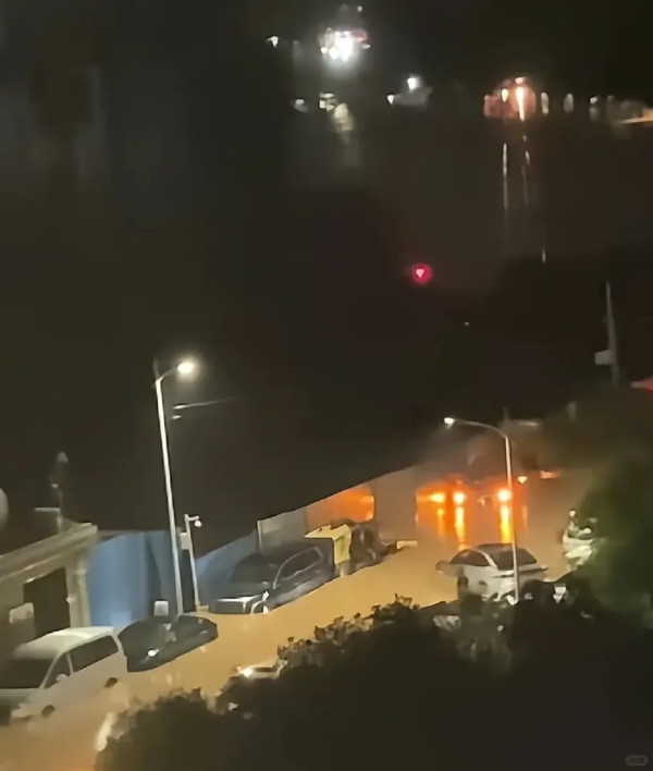 深圳凌晨降破今年紀錄特大暴雨！ 一度發出紅色預警 多區嚴重水浸 汽車被淹沒 