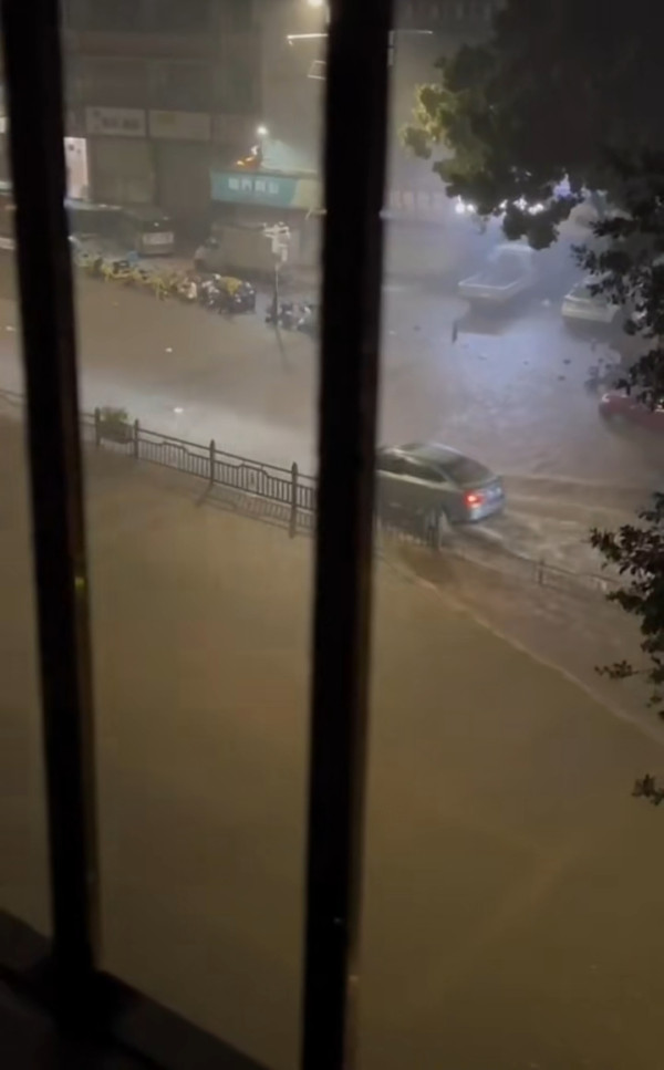 深圳凌晨降破今年紀錄特大暴雨！ 一度發出紅色預警 多區嚴重水浸 汽車被淹沒 