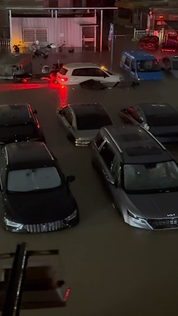 深圳凌晨降破今年紀錄特大暴雨！ 一度發出紅色預警 多區嚴重水浸 汽車被淹沒 