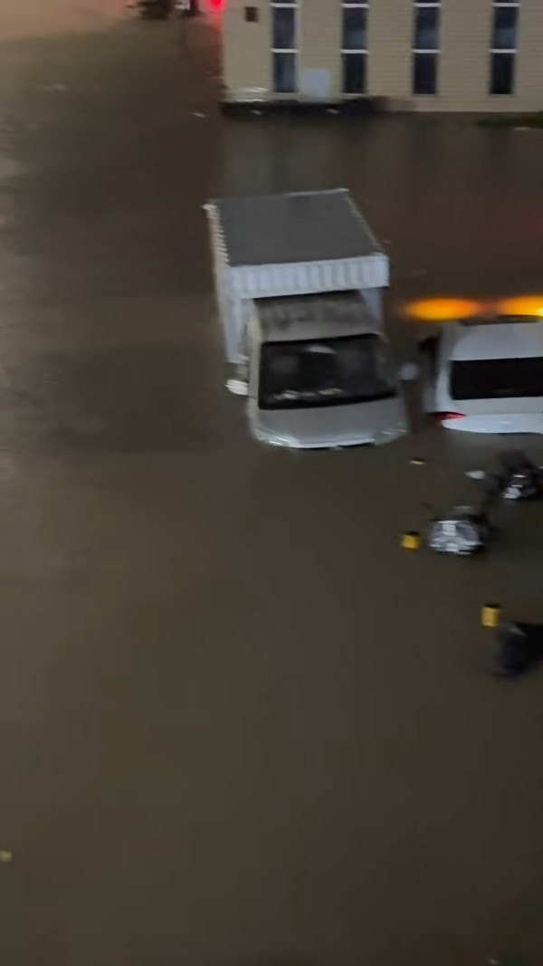 深圳凌晨降破今年紀錄特大暴雨！ 一度發出紅色預警 多區嚴重水浸 汽車被淹沒 