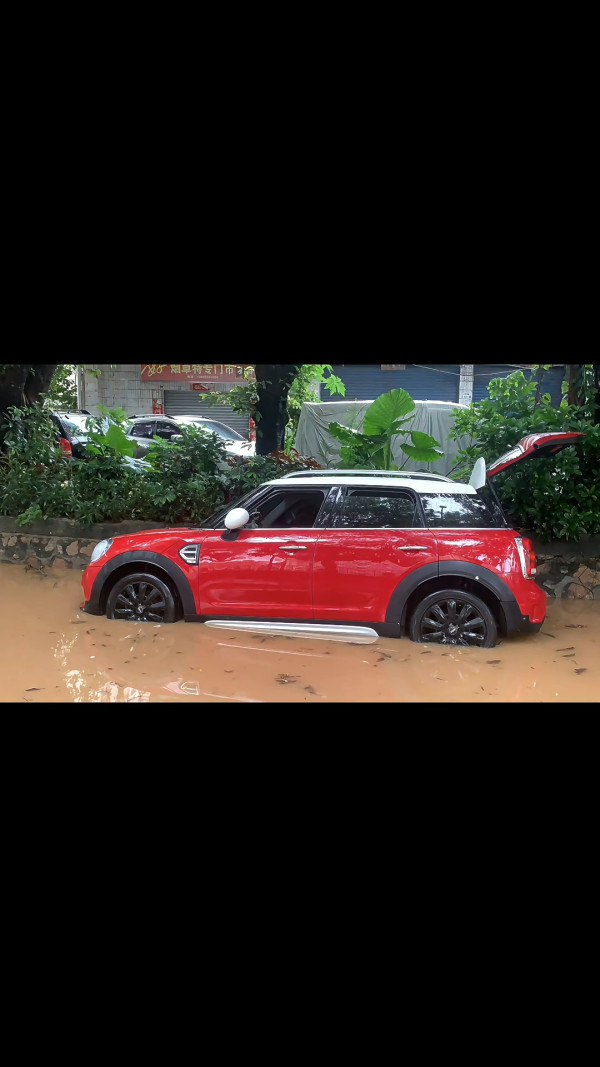 深圳凌晨降破今年紀錄特大暴雨！ 一度發出紅色預警 多區嚴重水浸 汽車被淹沒 