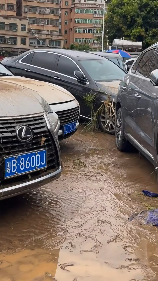 深圳凌晨降破今年紀錄特大暴雨！ 一度發出紅色預警 多區嚴重水浸 汽車被淹沒 