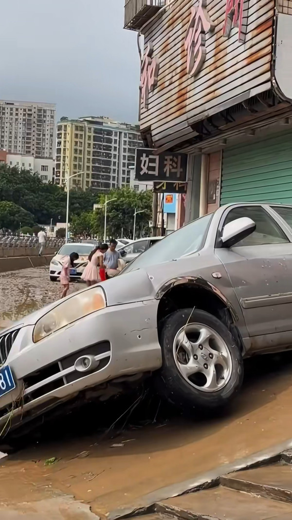 深圳凌晨降破今年紀錄特大暴雨！ 一度發出紅色預警 多區嚴重水浸 汽車被淹沒 