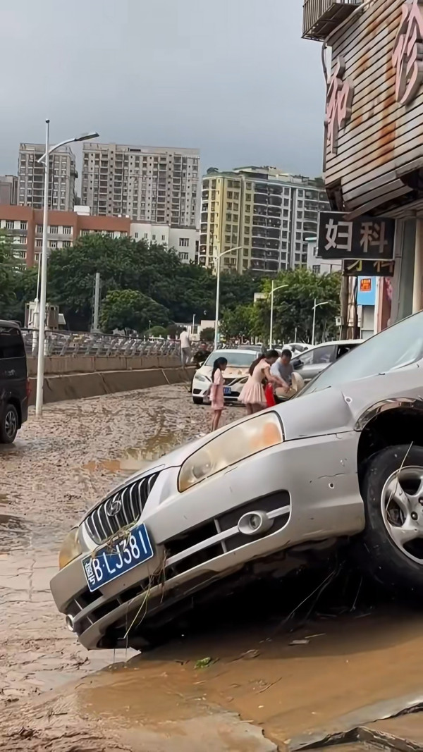 深圳凌晨降破今年紀錄特大暴雨！ 一度發出紅色預警 多區嚴重水浸 汽車被淹沒 