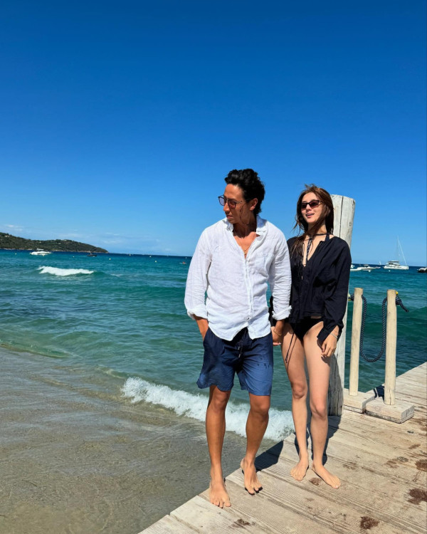 吳千語百億老公施伯雄坐經濟艙被嘲？親解慳錢真相「富豪級理財」反擊網民