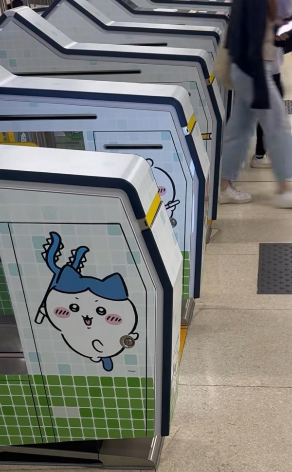 港鐵尖東站變Chiikawa主題車站 出入閘拍卡有得意叫聲！網民：似講緊「遲到啦」
