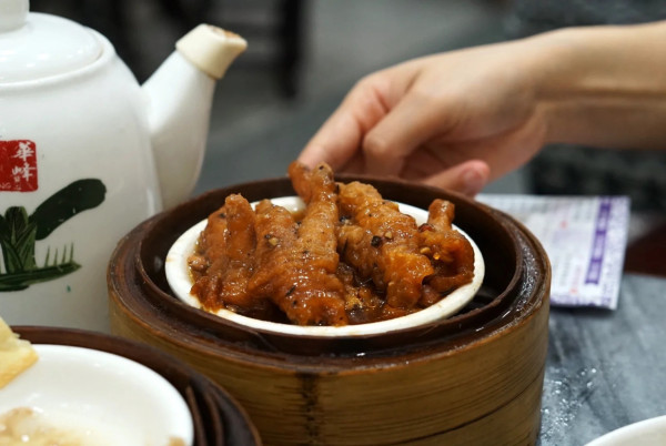 澳門宵夜推薦 澳門宵夜推薦。圖片來源:小紅書@啊啊7788、Facebook@一哥美食、Facebook@獨食麵屋、Facebook@大喜麻辣拌、Facebook@angel bb、小紅書@今天吃什麼、小紅書@粒粒子、小紅書@笑薯餅、小紅書@漢寶包、小紅書@每天吃啥、小紅書@藏ui、小紅書@吃一口比巴卜跳跳糖、Facebook@糖朝盛世、小紅書@長腿大寶貝