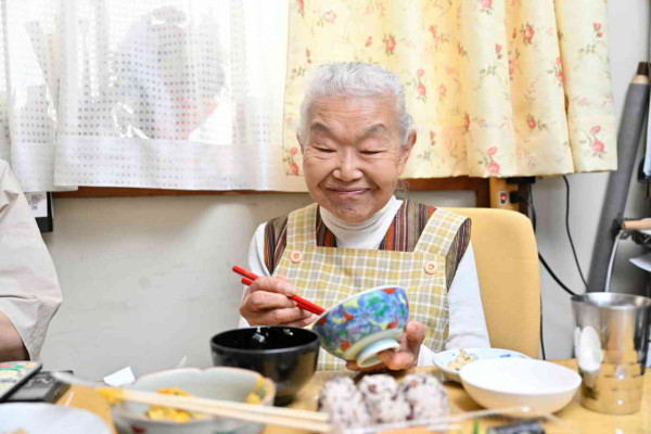 日本資深記者年逾92歲仍堅持報社工作 公開2大健康秘訣！愛吃1超級食物