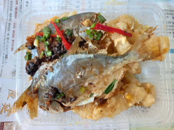 佐敦驚見破底價$15三餸飯 2條蒸倉魚當1餸 網民：咁平點賺錢