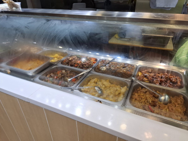 佐敦驚見破底價$15三餸飯 2條蒸倉魚當1餸 網民：咁平點賺錢