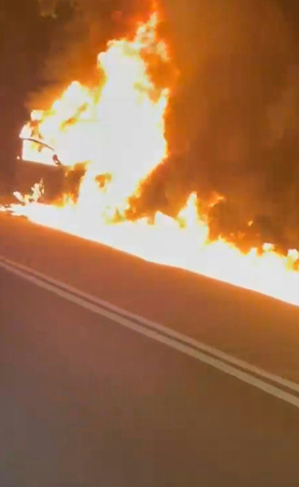 私家車疑故障慘變「自焚」 燒出震撼火路 車身陷火海成廢鐵