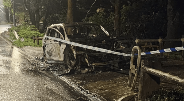 私家車疑故障慘變「自焚」 燒出震撼火路 車身陷火海成廢鐵