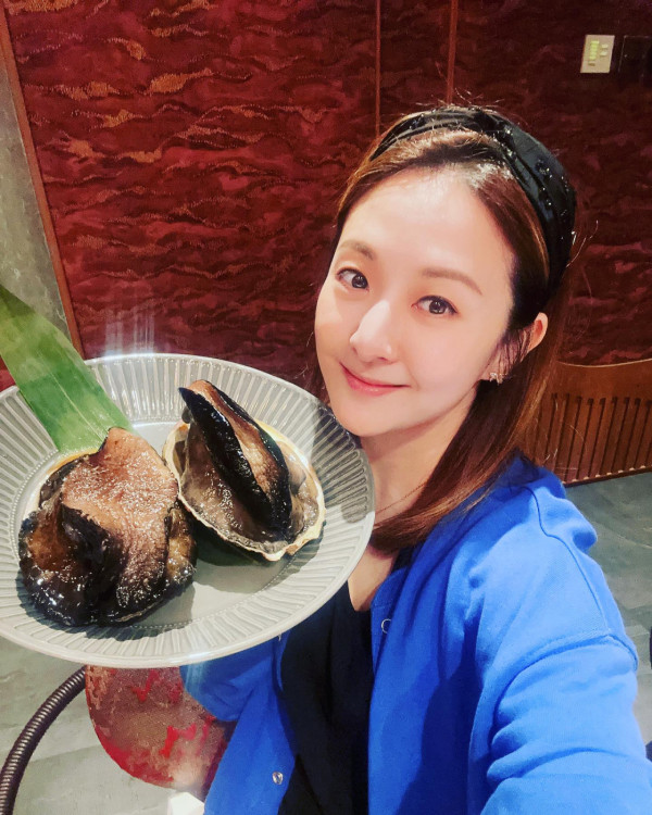 40歲童顏人妻報喜挺巨肚晒懷孕寫真 高齡艱辛求子曾打過三百針