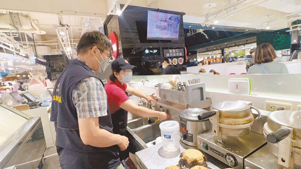 雪糕店誤將漂白水當飲用水供客 食客飲用後呼吸困難＋喉嚨刺痛 店方1解釋惹議