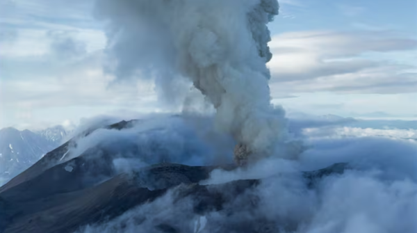 俄羅斯沉睡600年火山首度爆發 疑與8.8級地震有關 專家警告後續影響！ 