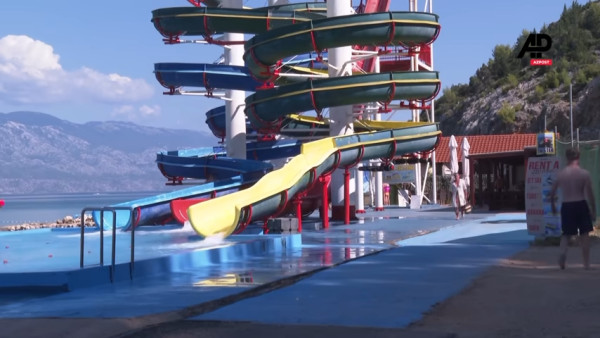 父抱兩歲女兒玩水上滑梯釀意外 女童慘滑出3.5米高地喪命 父親惹狠批 