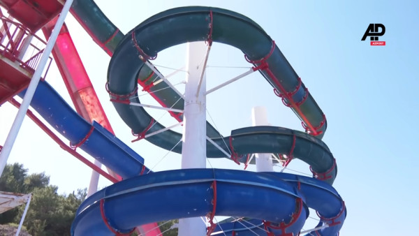 父抱兩歲女兒玩水上滑梯釀意外 女童慘滑出3.5米高地喪命 父親惹狠批 