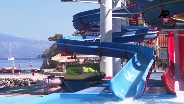 父抱兩歲女兒玩水上滑梯釀意外 女童慘滑出3.5米高地喪命 父親惹狠批 