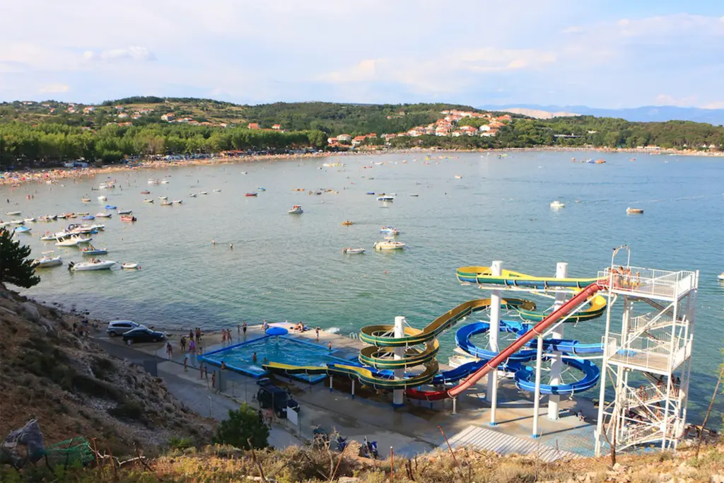 父抱兩歲女兒玩水上滑梯釀意外 女童慘滑出3.5米高地喪命 父親惹狠批 