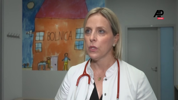 父抱兩歲女兒玩水上滑梯釀意外 女童慘滑出3.5米高地喪命 父親惹狠批 