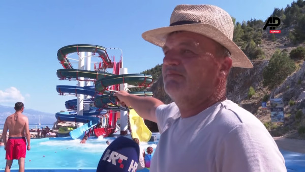 父抱兩歲女兒玩水上滑梯釀意外 女童慘滑出3.5米高地喪命 父親惹狠批 