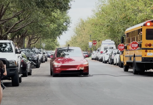 網民兩派熱議 Tesla FSD安全性測試大翻車 連撞8次孩童模型