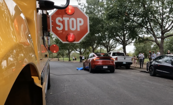 網民兩派熱議 Tesla FSD安全性測試大翻車 連撞8次孩童模型