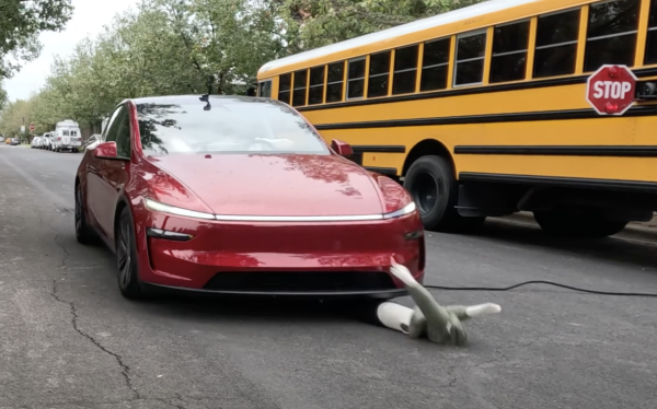 網民兩派熱議 Tesla FSD安全性測試大翻車 連撞8次孩童模型
