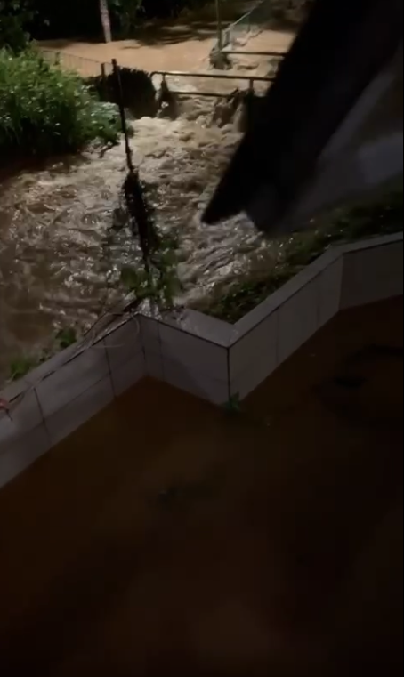 真「水浸都係黃雨」？ 村屋居民慘遇大水浸 雪櫃洗衣機齊遭殃