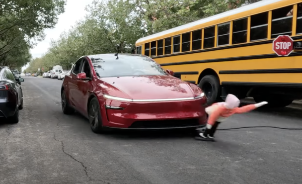 網民兩派熱議 Tesla FSD安全性測試大翻車 連撞8次孩童模型