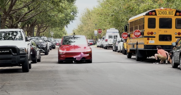 網民兩派熱議 Tesla FSD安全性測試大翻車 連撞8次孩童模型