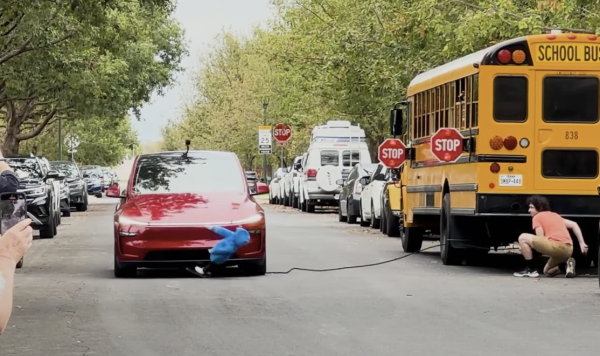 網民兩派熱議 Tesla FSD安全性測試大翻車 連撞8次孩童模型