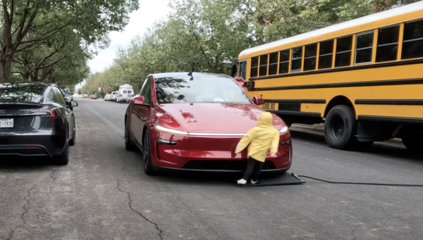 網民兩派熱議 Tesla FSD安全性測試大翻車 連撞8次孩童模型