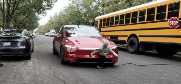 網民兩派熱議 Tesla FSD安全性測試大翻車 連撞8次孩童模型