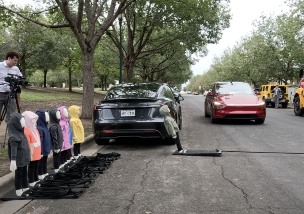 網民兩派熱議 Tesla FSD安全性測試大翻車 連撞8次孩童模型