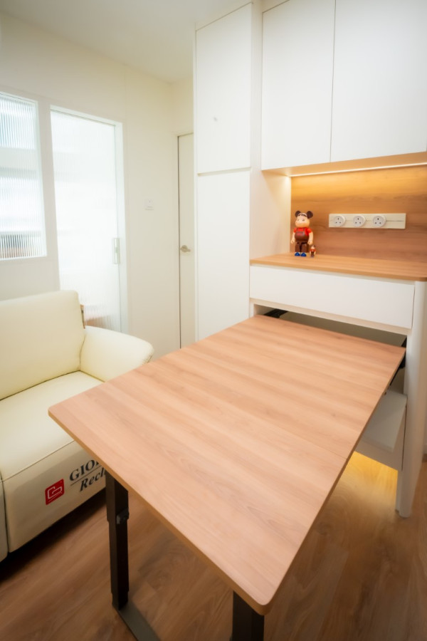 葵興401呎居屋變3房奶油原木居！客廳1招慳位設計長虹玻璃採光